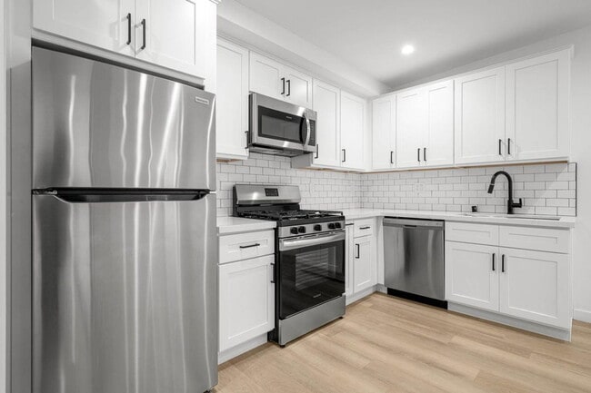 Building Photo - 3335 Stocker St W Unit 1/4