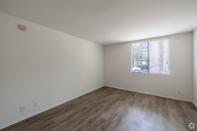 1BR, 1BA - 925SF - Bedroom - Vista Real Apartments