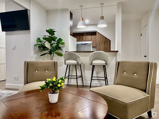 Building Photo - 23 Streamwood Unit FURNISHED ALL UTILITIES Rental