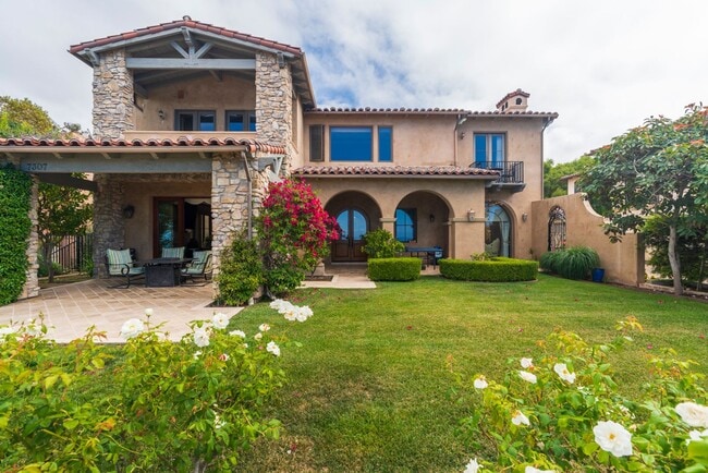 Building Photo - Gorgeous 5 Bedroom Home with sweeping view...