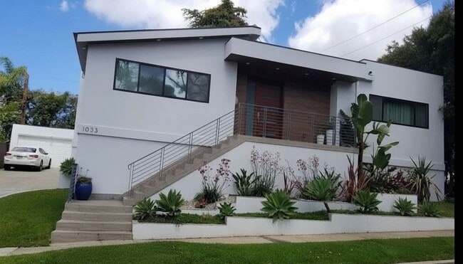 Building Photo - 10331 La Grange Ave