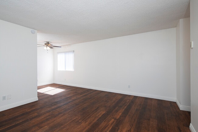 Photo - Twin Oaks Apartments