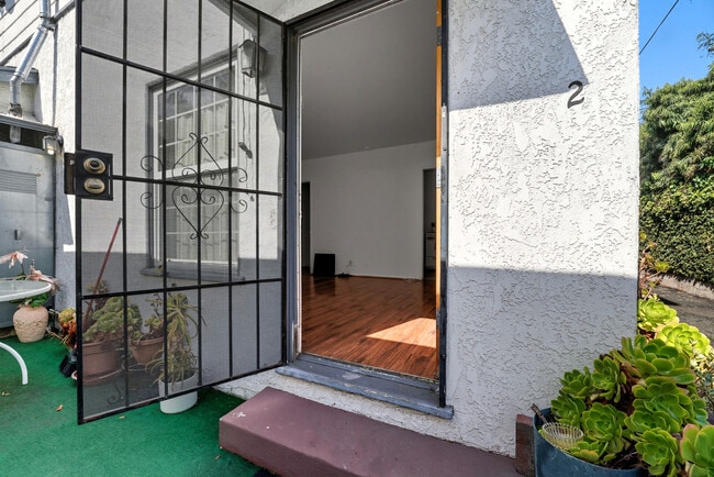 Photo - 1623 S Sycamore Ave Unit 2