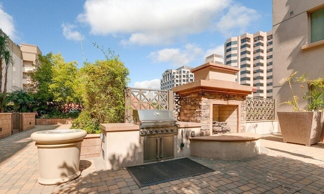 Photo - 931 E Walnut St Unit 209