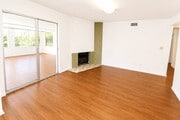 Photo - Large 6 Bedroom - Huge Yard - Students Welcome