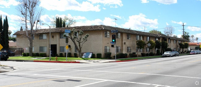 Photo - Vanowen Plaza Apartments