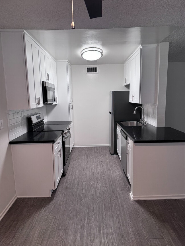 Vista Real Apartments - Vista Real Apartments
