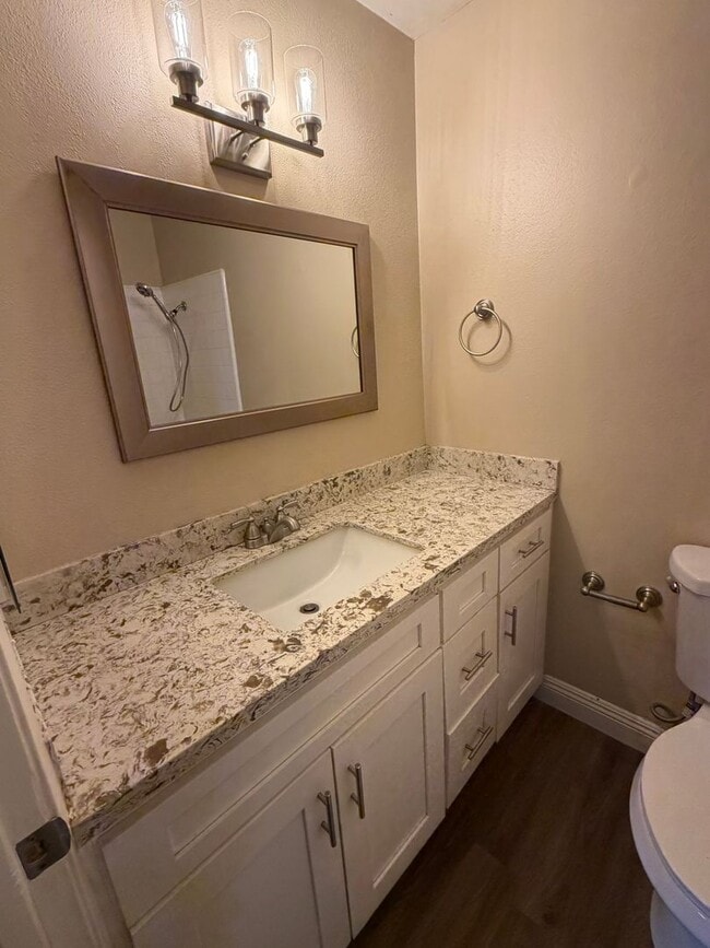 Building Photo - Beautifully remodeled 2 bed, 1 bath Condo!
