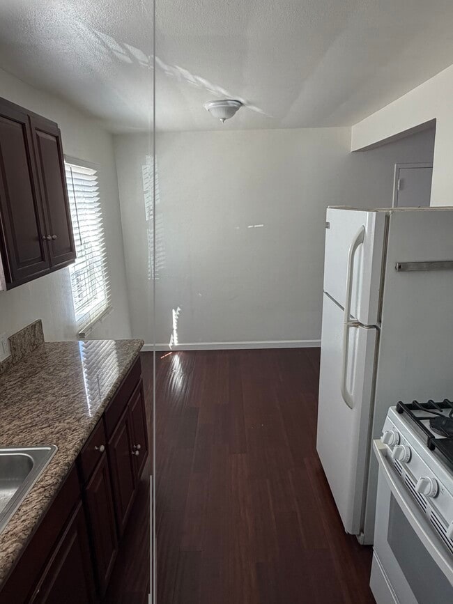 Photo - 2616 crestmoore pl