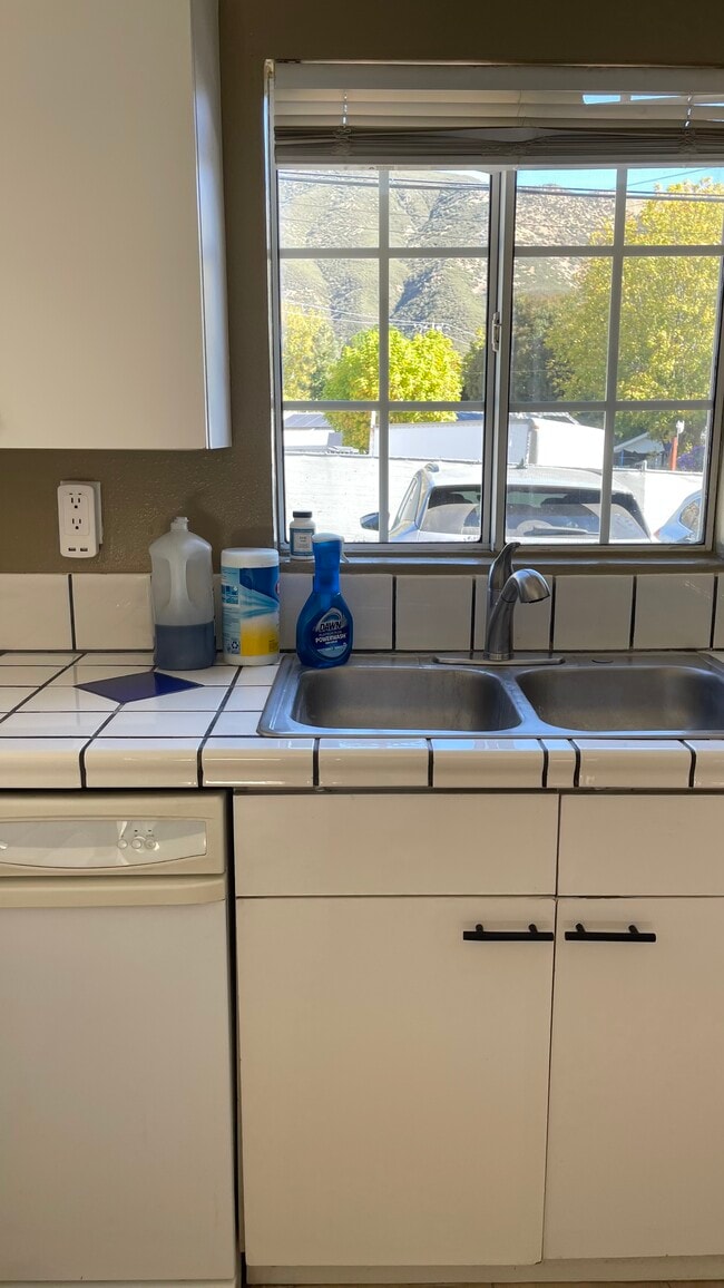 Kitchen - 13947 Meadow Ln