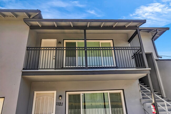 Upstairs Unit - 1119 N Mayfield Ave Unit 1119