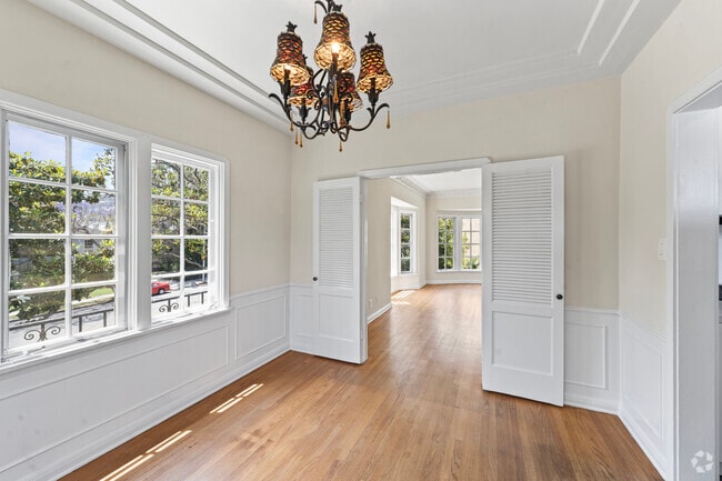 1BR, 1BA - 900SF - Dining room - 1234-1240-N Crescent St