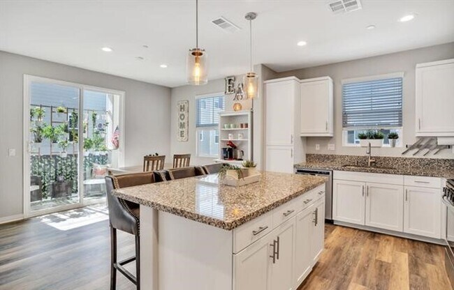 Photo - 511 Hummingbird Ln