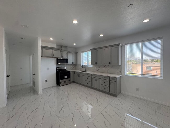 Photo - Newport Fontana