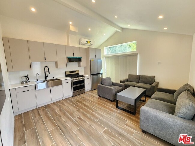 Building Photo - 3333 Thelma St