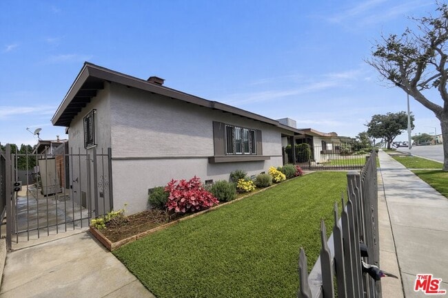 Photo - 10509 S Van Ness Ave Unit 2