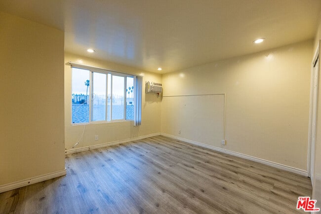 Building Photo - 947 Westmoreland Ave Unit 303