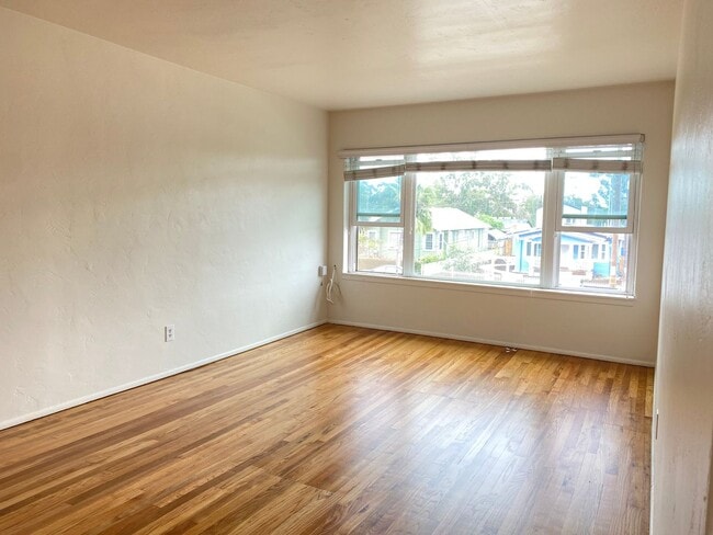 CHARMING Craftmans-Style Upstairs One Bedr... - CHARMING Craftmans-Style Upstairs One Bedr... Apartment Unit 1084 1/2 Lincoln