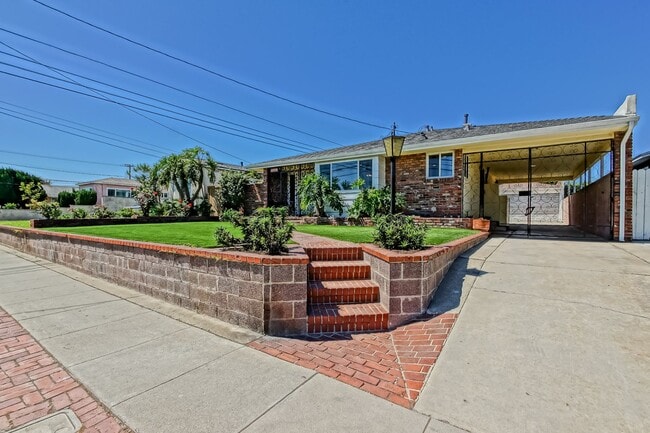 Building Photo - SPACIOUS, BRIGHT & AIRY, 3BR2BA HOME W/ GR...