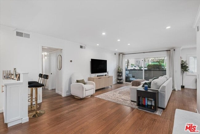 Building Photo - 1121 N Olive Dr Unit 113