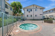 Pool & Jacuzzi - Woodridge Apartments