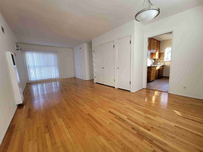 Building Photo - 2364 Walgrove Ave Rental