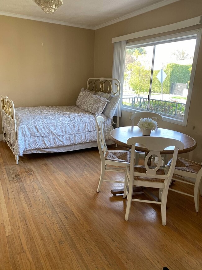 Photo - 736 N Poinsettia Pl