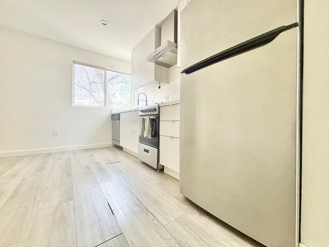 Building Photo - 721 Silver Lake Blvd Rental