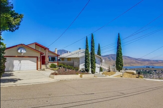 Building Photo - Charming 3 Bed 2 Bath In Spring Valley