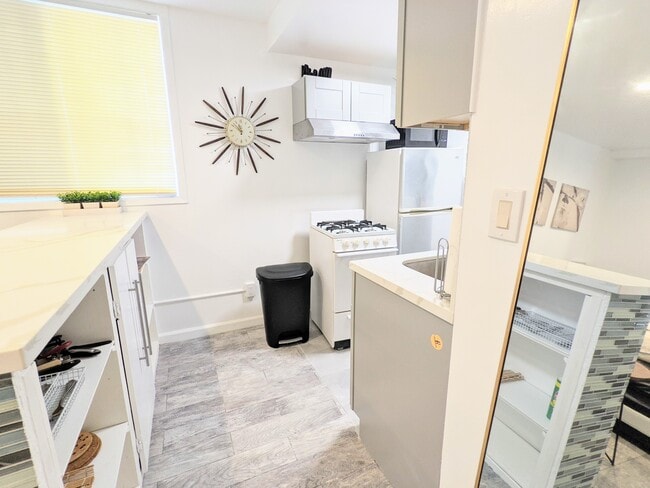 Photo - 1272 N Hayworth Ave