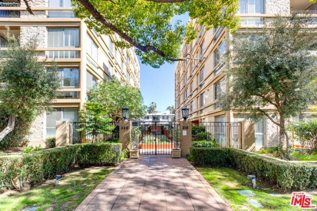 Photo - 320 N Maple Dr Unit PH-605