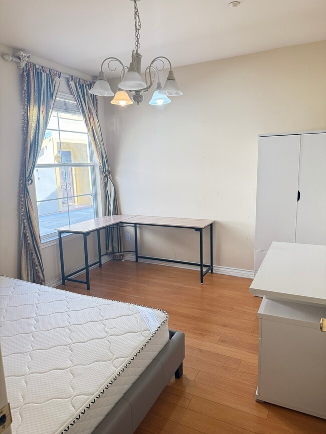 Photo - 929 W Duarte Rd