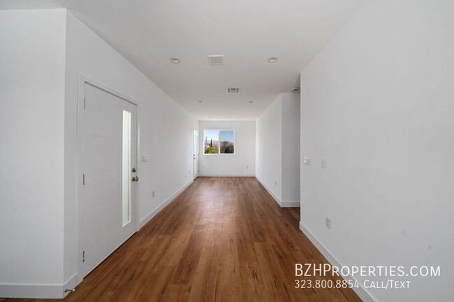 Photo - 6338 Beck Ave Unit 6338 1/2