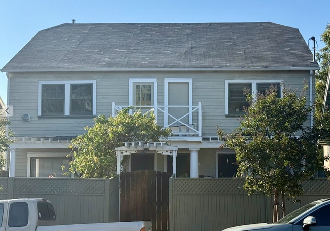 Building Photo - 1011 1/2 N Coronado St Unit 1011 .5
