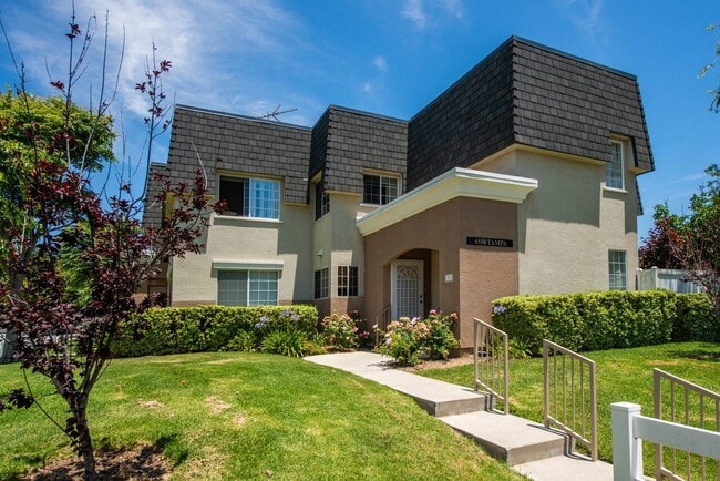 Building Photo - Briarcliffe Townhouse Updated Inside and Out