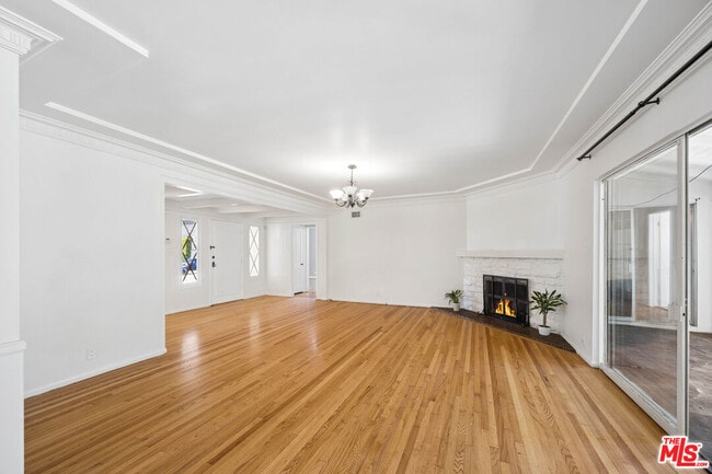 Photo - 3262 Woodbine St