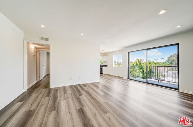 Building Photo - 7453 Haskell Ave Unit 10 Rental