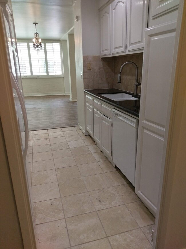 Kitchen - 540 Kelton Ave Unit 104