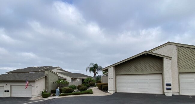 Building Photo - SINGLE LEVEL UNIT IN SMOKETREE Community!! Must see!