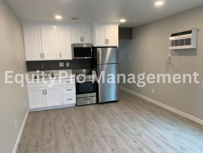 Building Photo - 7043 Pickering Ave Rental