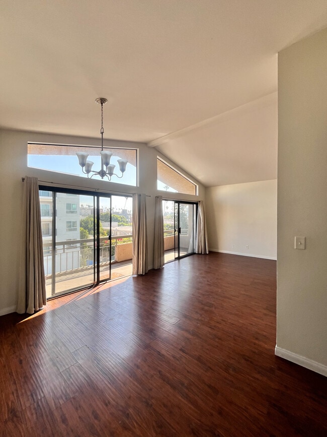 Dining room/ Livingroom - 215 N Mariposa Ave Apartments