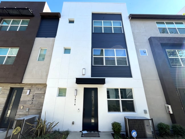 Building Photo - 3 bed, 2.5 bath located in Rancho Cucamonga!