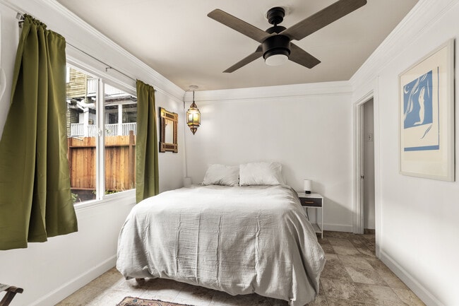 furnished bedroom - 724 Robinson St