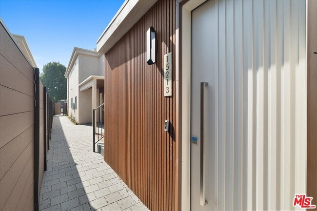 Photo - 15213 Morrison St