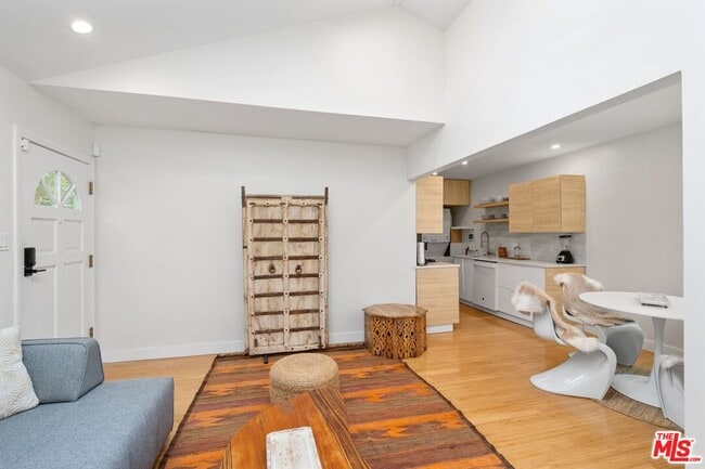Photo - 621 Rose Ave Unit #B