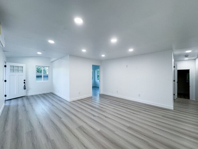 Photo - Freshly Renovated 3bd 2 ba in the heart of...