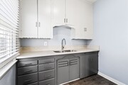 Photo - 2010 Pine Ave Unit 05