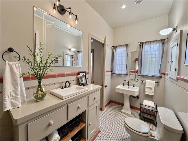 Photo - 145 N Sycamore Ave