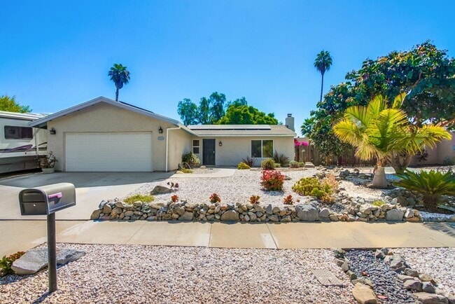 Building Photo - Beautiful 3 Bedroom + Den Home in the Foot...