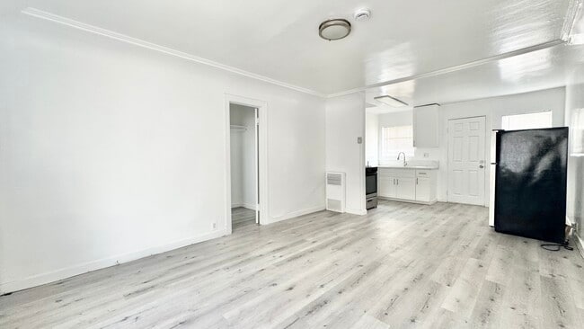 517 1/2 W 42nd Pl - 517 1/2 W 42nd Pl Apartment Unit 1/2